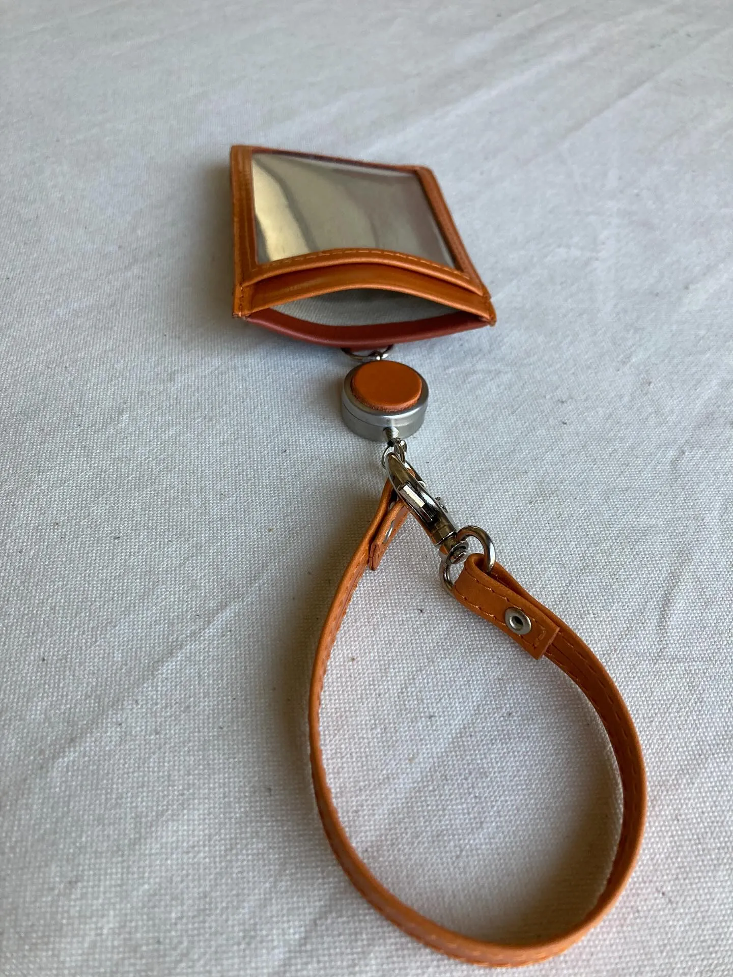 手触りの異なるスムースアニリン染め仕上げのタンニンレザーとソ...