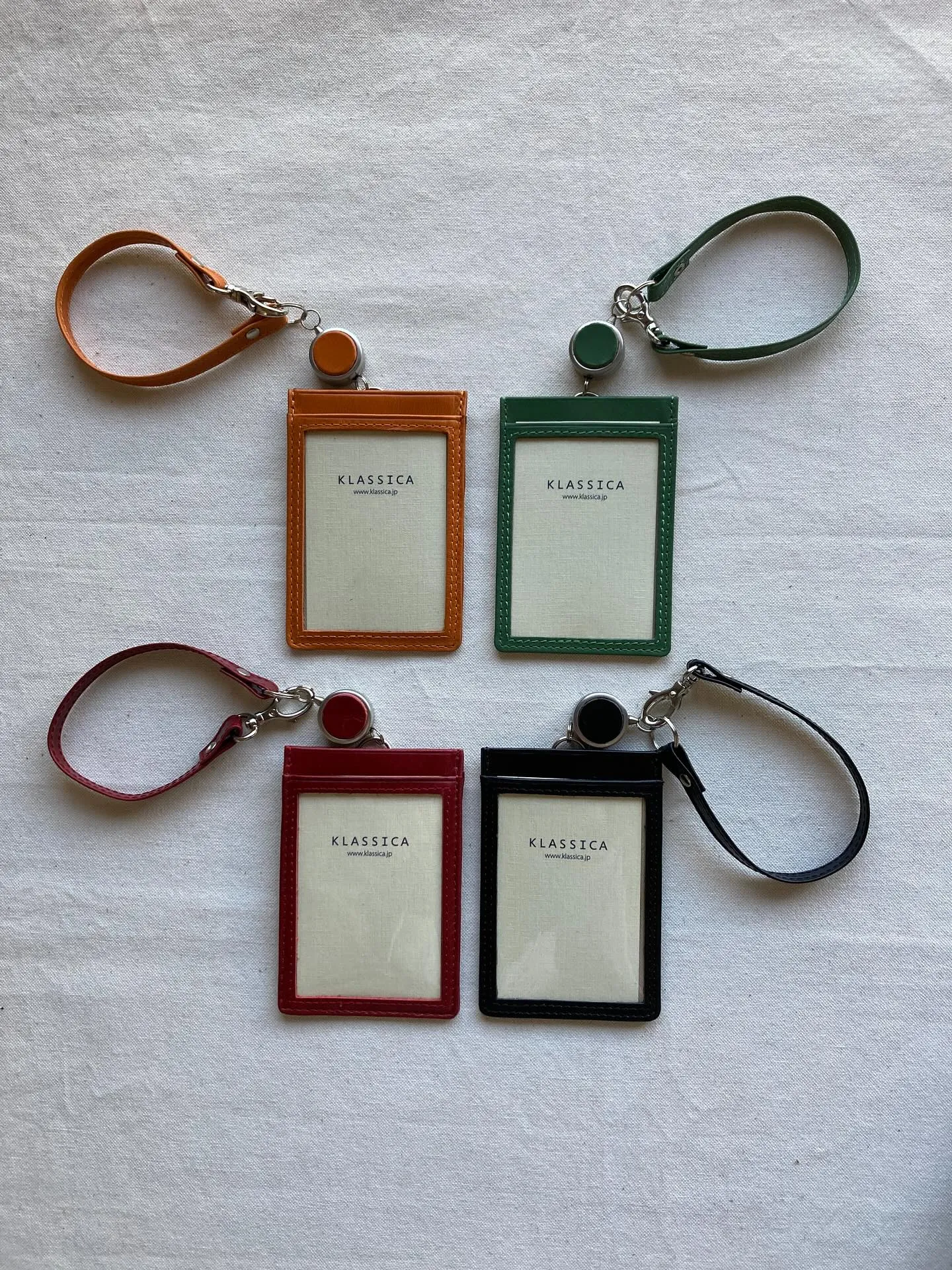 手触りの異なるスムースアニリン染め仕上げのタンニンレザーとソ...