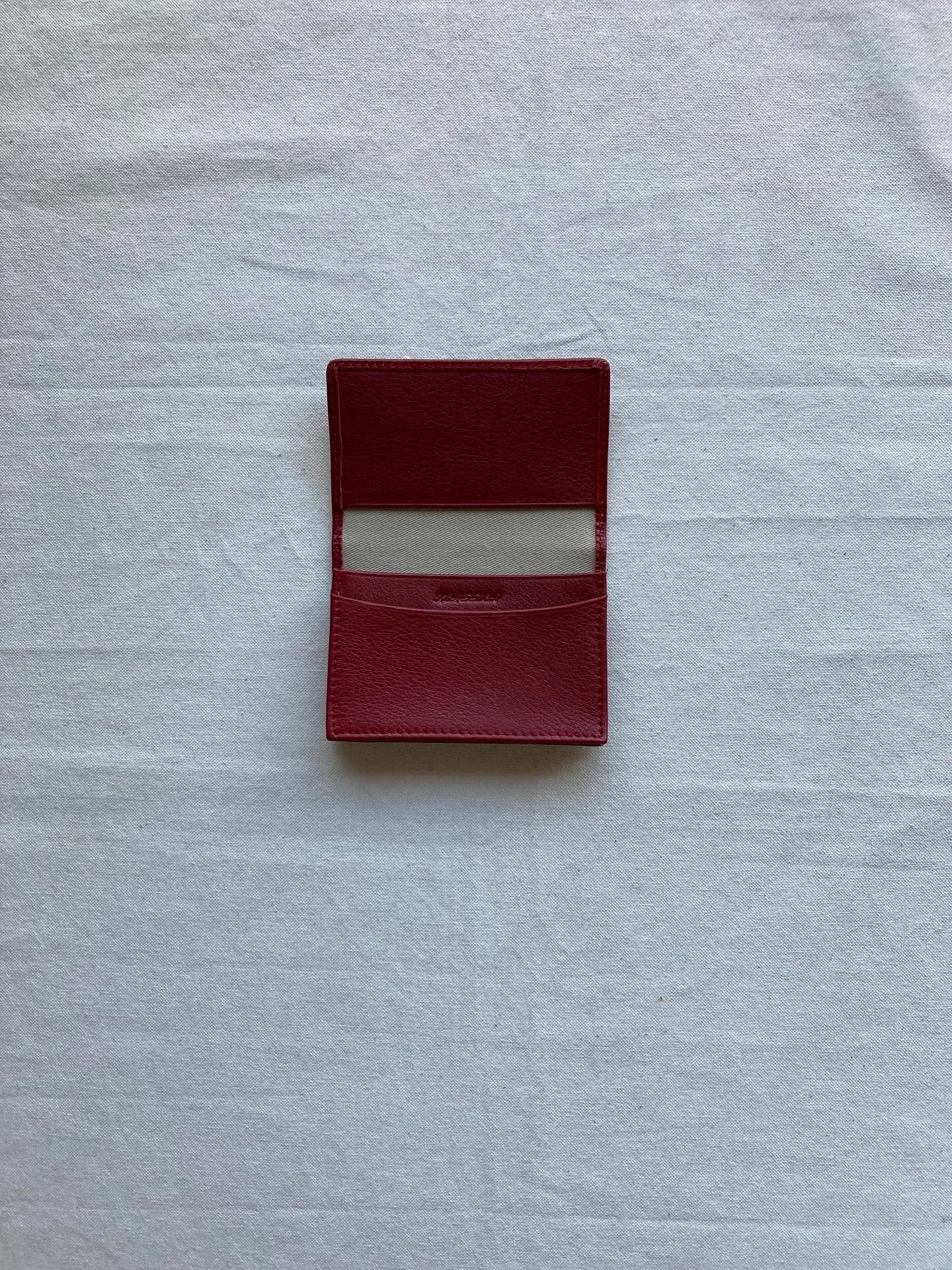 手触りの異なるスムースアニリン染め仕上げのタンニンレザーとソ...