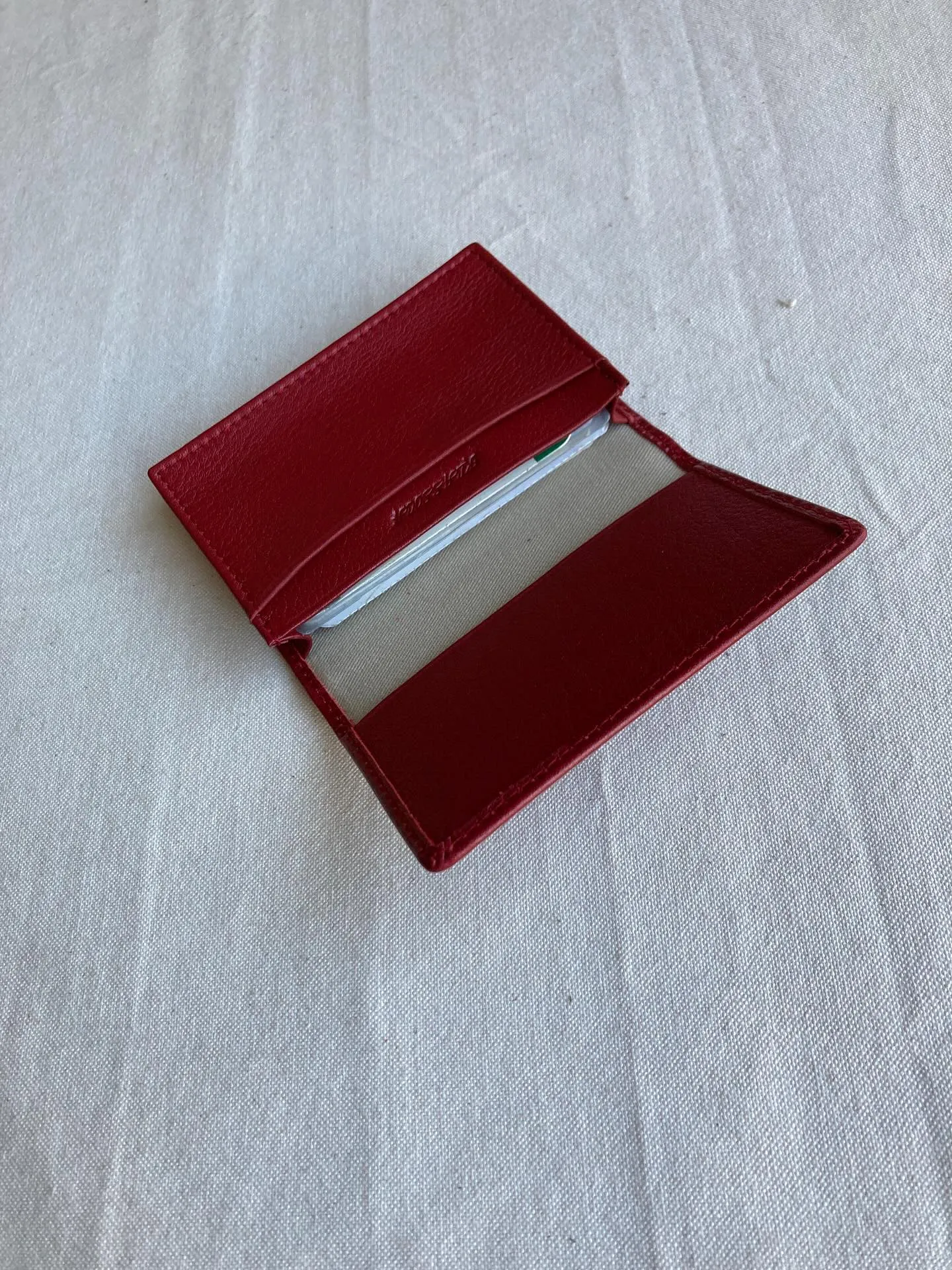 手触りの異なるスムースアニリン染め仕上げのタンニンレザーとソ...