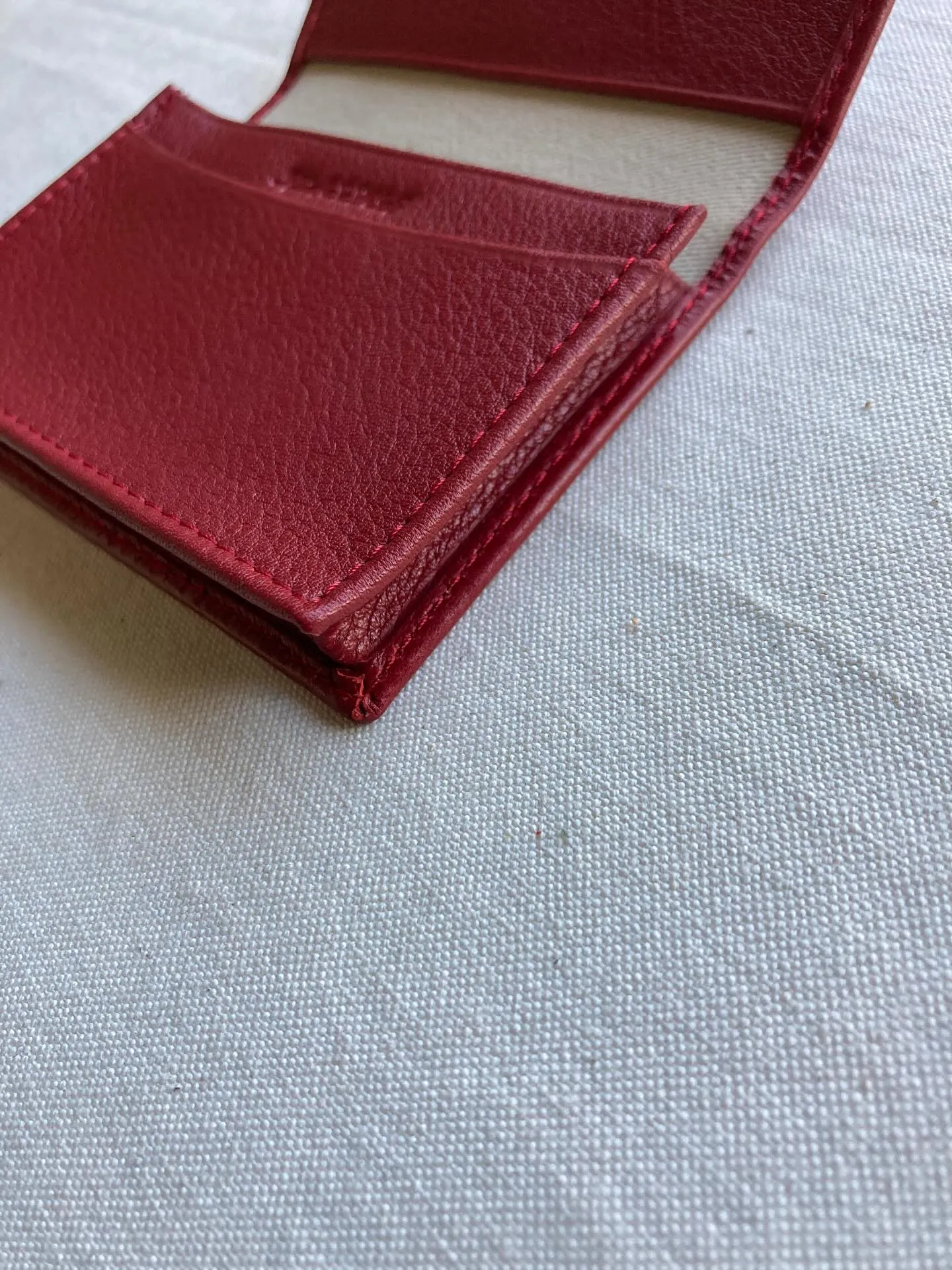 手触りの異なるスムースアニリン染め仕上げのタンニンレザーとソ...