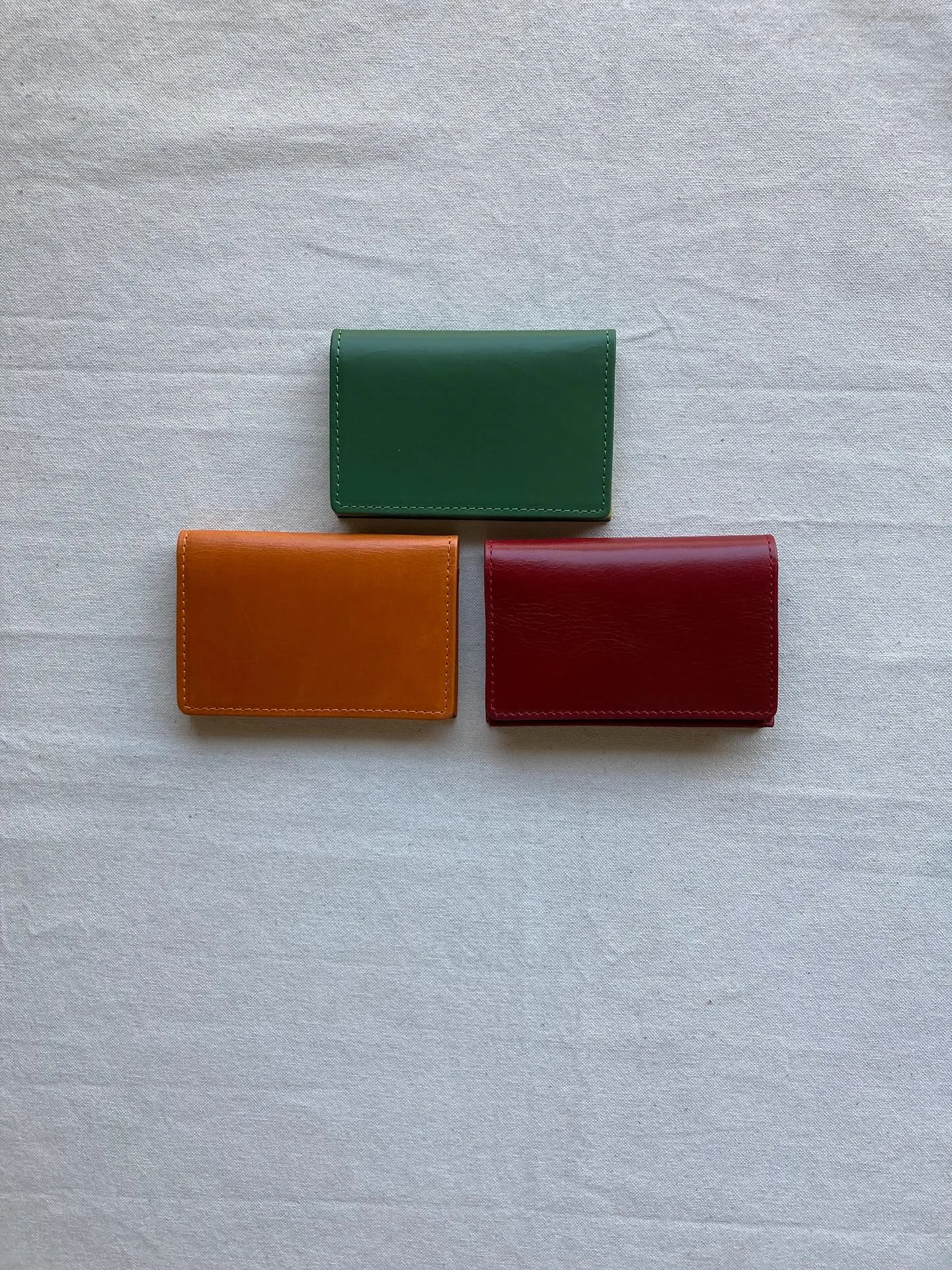 手触りの異なるスムースアニリン染め仕上げのタンニンレザーとソ...