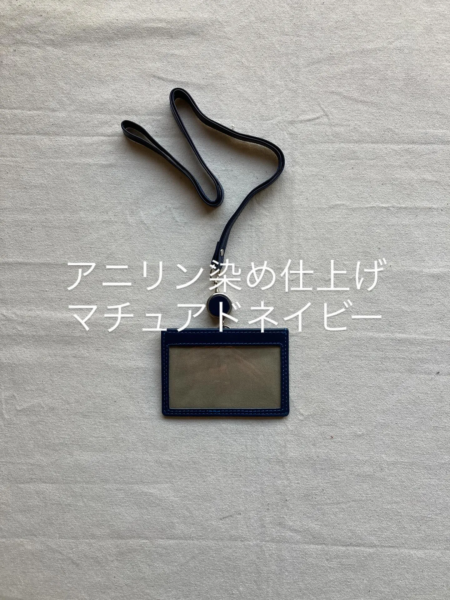 アニリン染め仕上げのタンニンレザーを表面とストラップに裏面に...