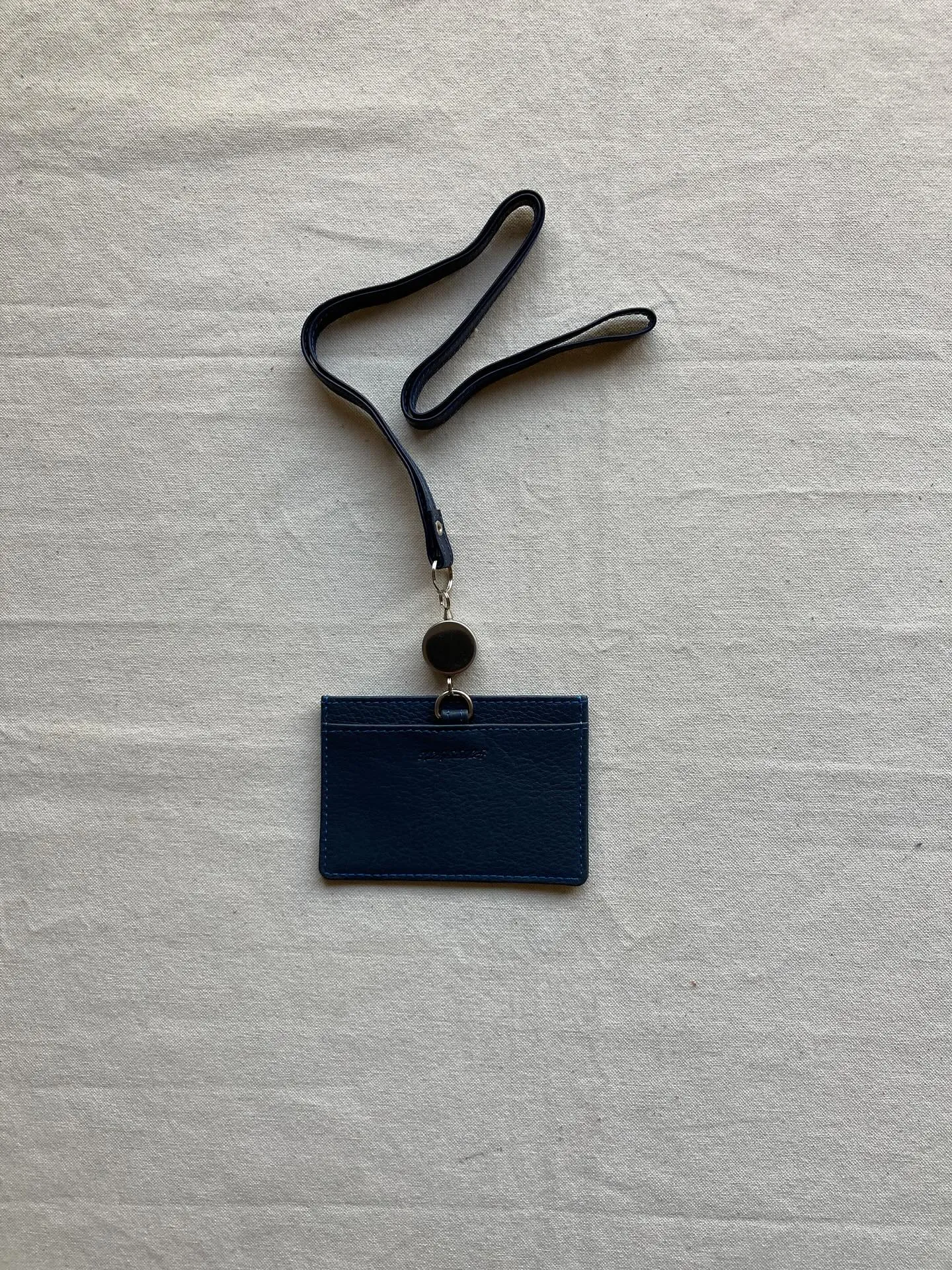 アニリン染め仕上げのタンニンレザーを表面とストラップに裏面に...