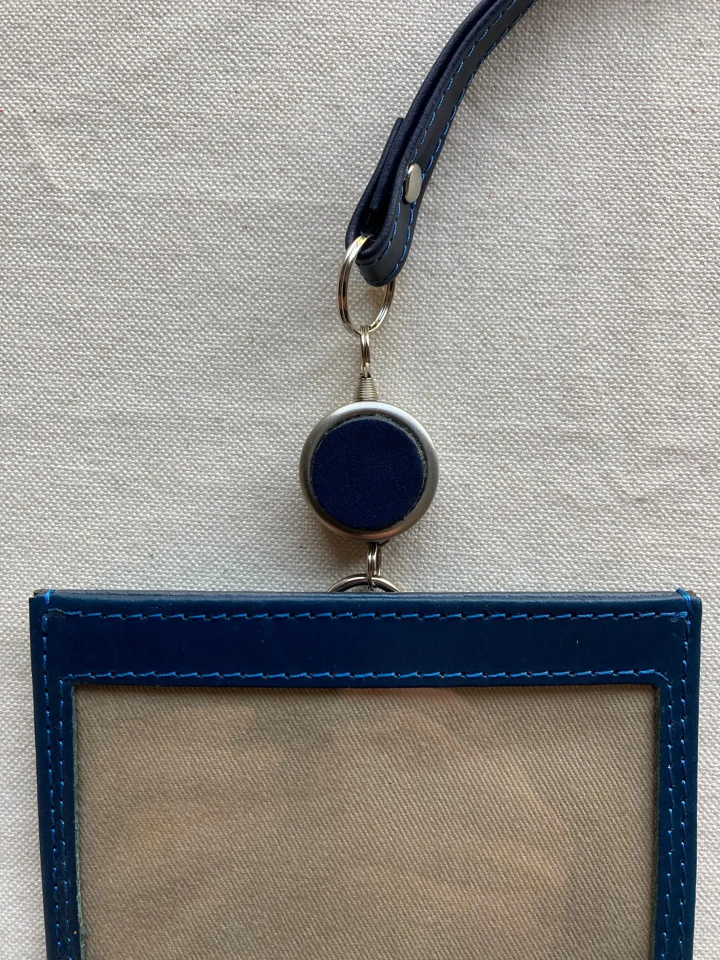 アニリン染め仕上げのタンニンレザーを表面とストラップに裏面に...