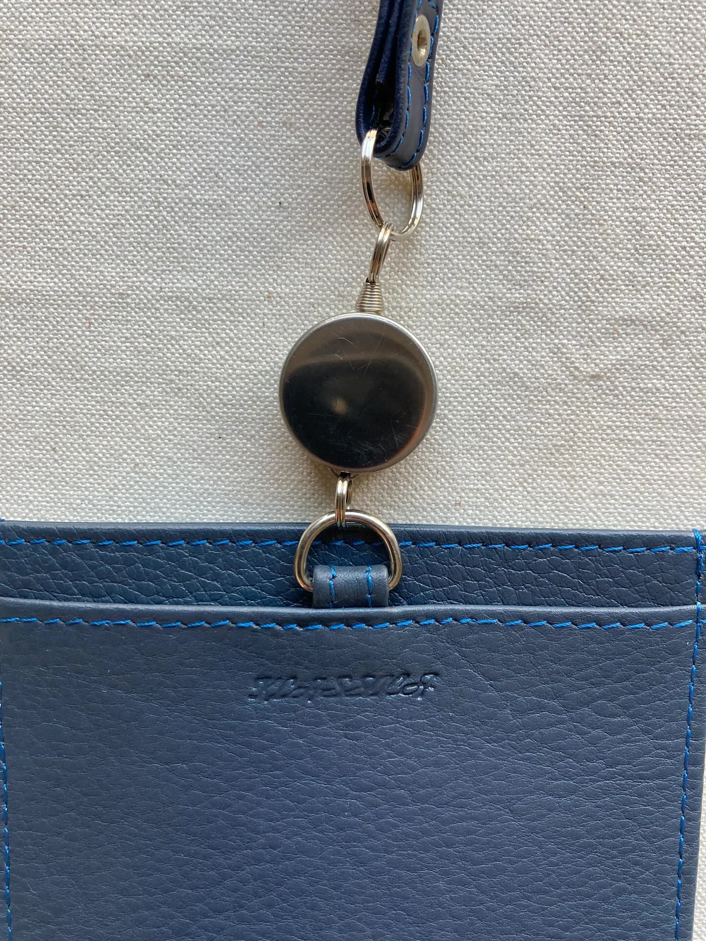 アニリン染め仕上げのタンニンレザーを表面とストラップに裏面に...