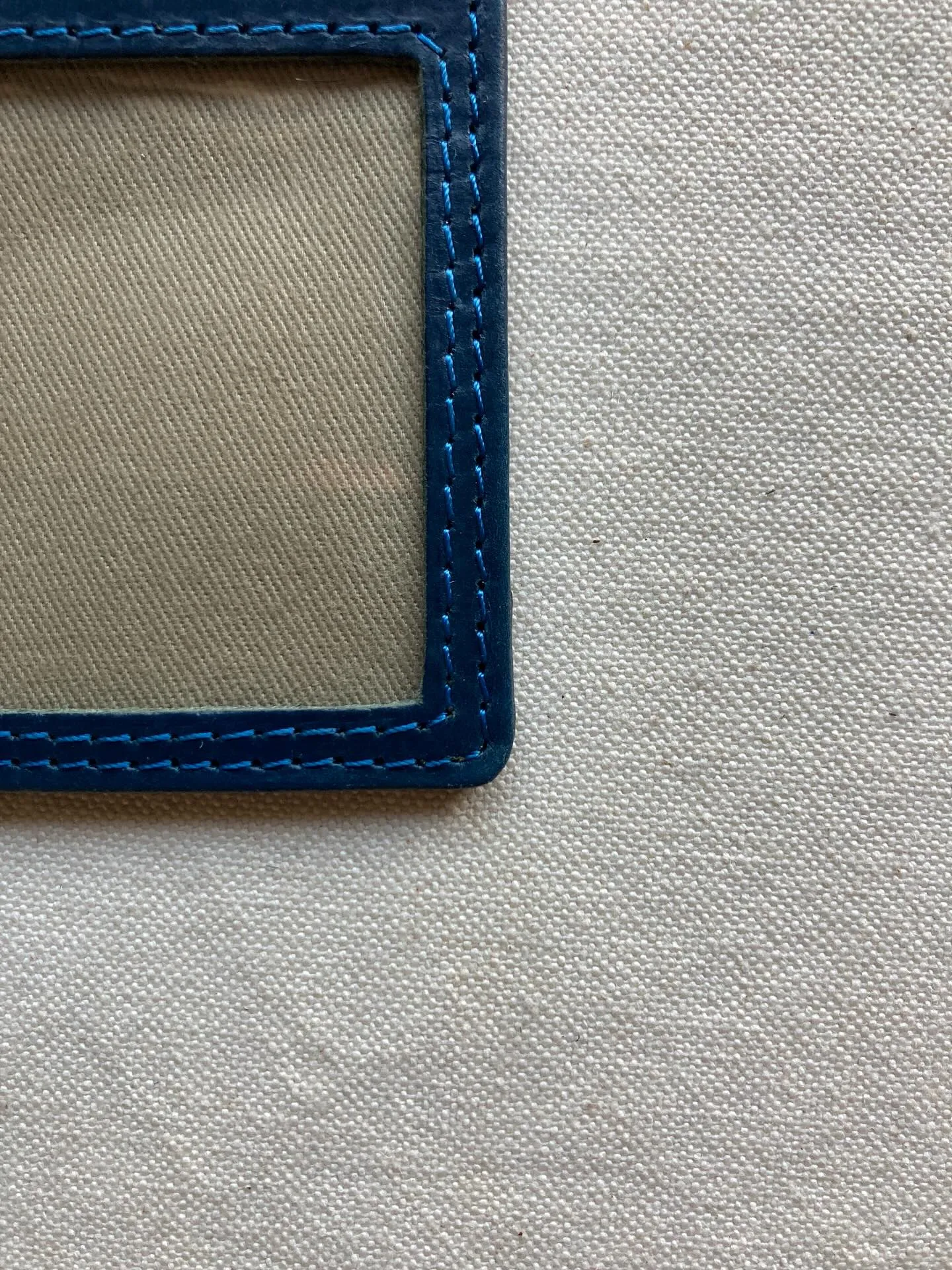 アニリン染め仕上げのタンニンレザーを表面とストラップに裏面に...