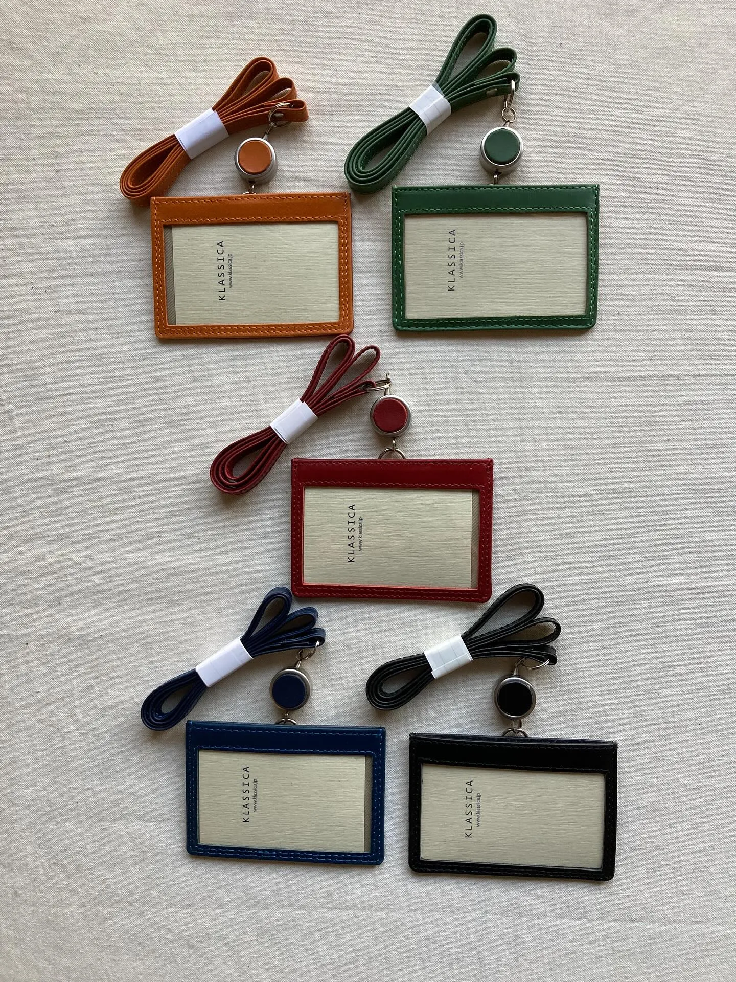 アニリン染め仕上げのタンニンレザーを表面とストラップに裏面に...