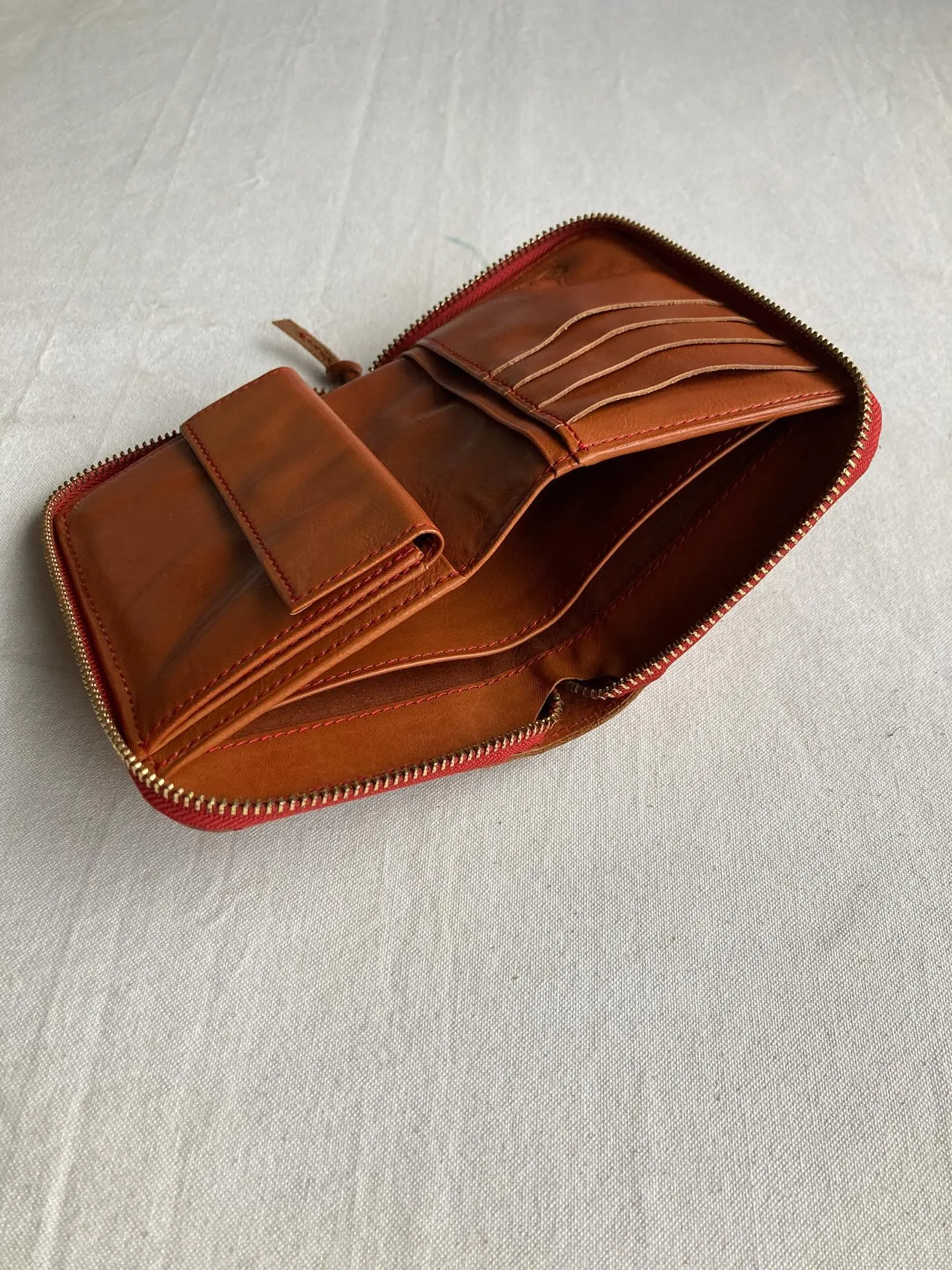 イタリアンタンナー、ブリターニャ社のアリゾナという革を使用し...