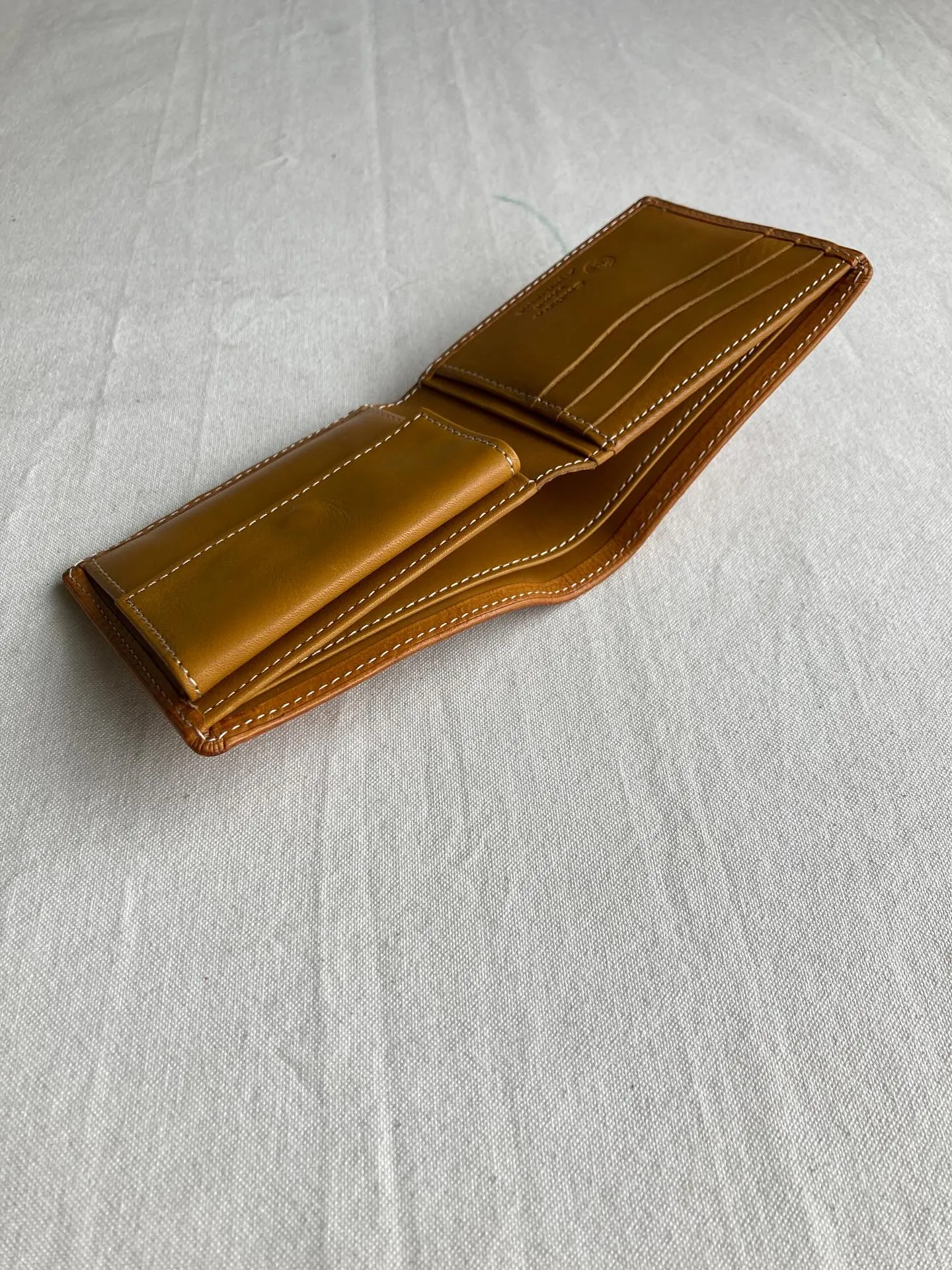 イタリアンタンナー、ブリターニャ社のアリゾナレザーを使用しま...