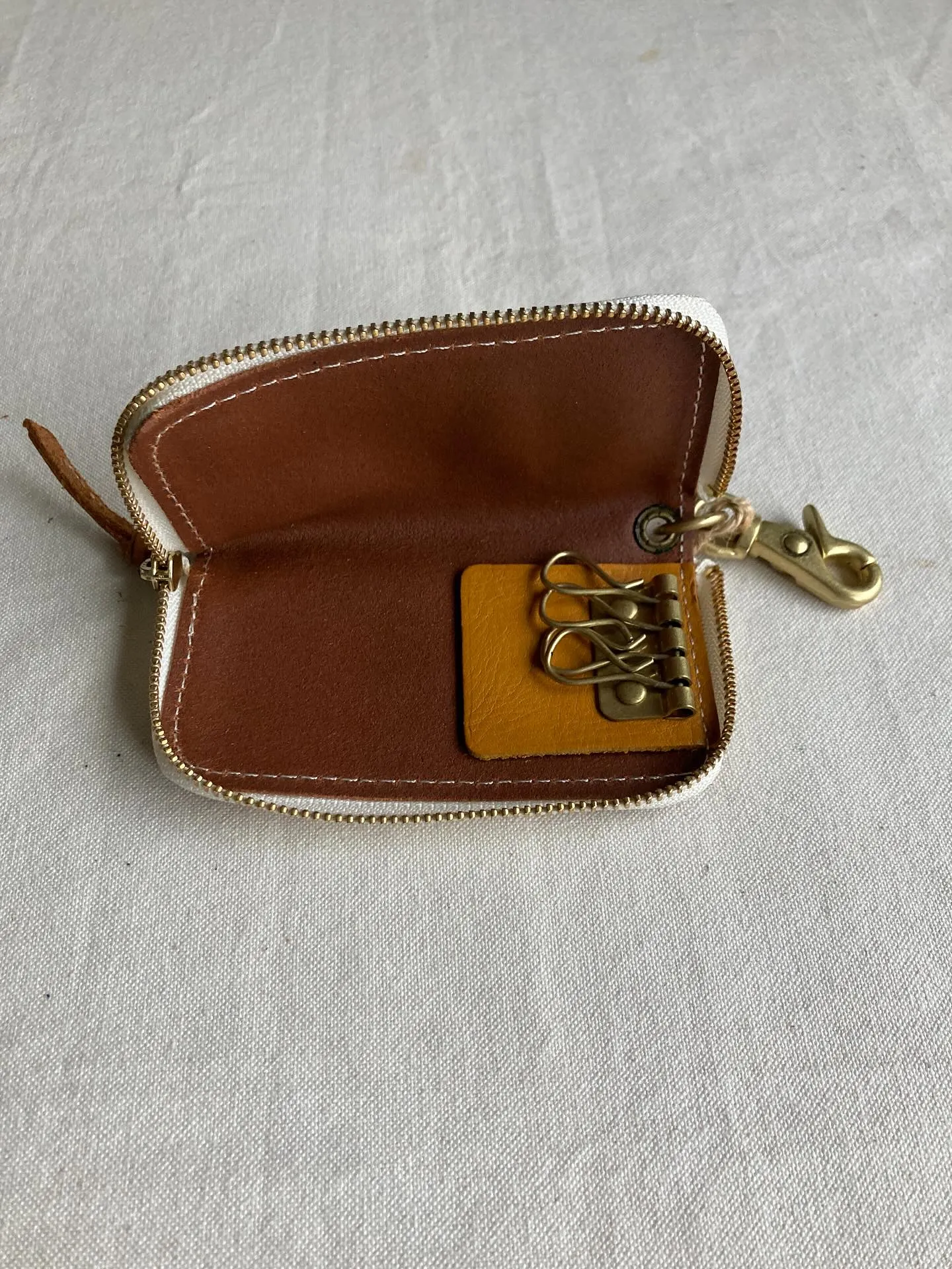 イタリアンタンナー、ブリターニャ社のアリゾナレザーを使用しま...