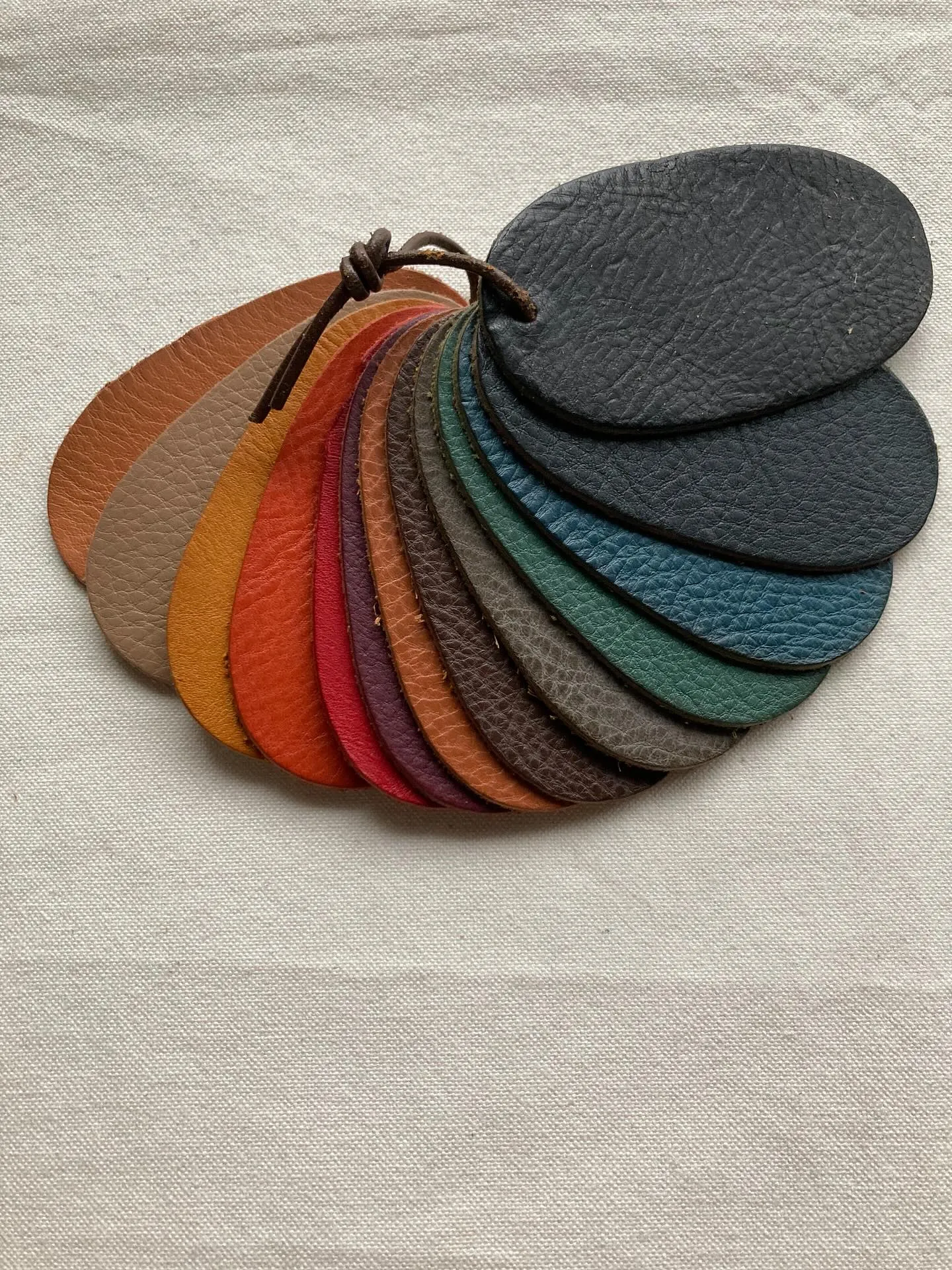 イタリアンタンナー、ブリターニャ社のアリゾナレザーを使用しま...