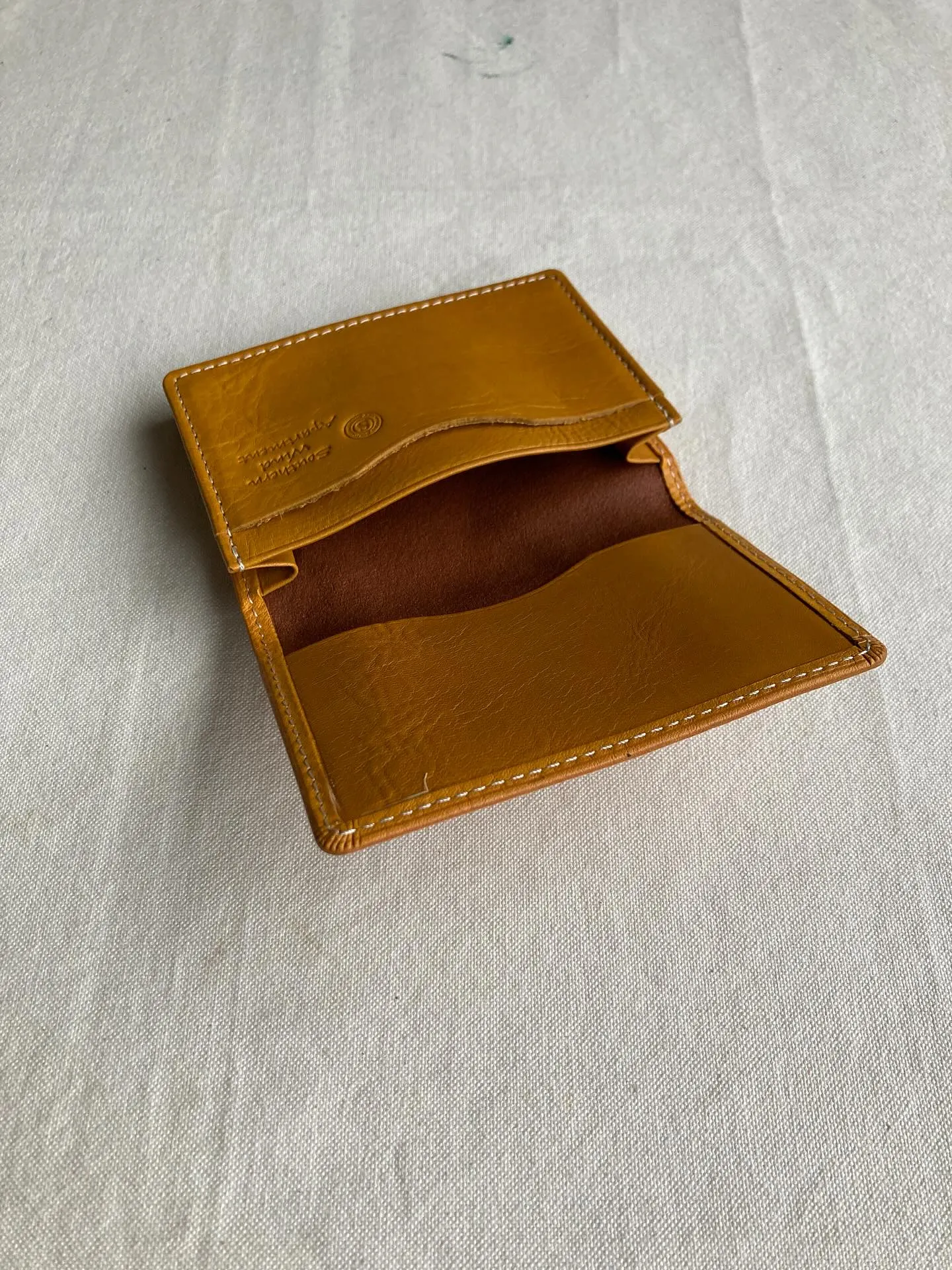 イタリアンタンナー、ブリターニャ社のアリゾナレザーを使用しま...