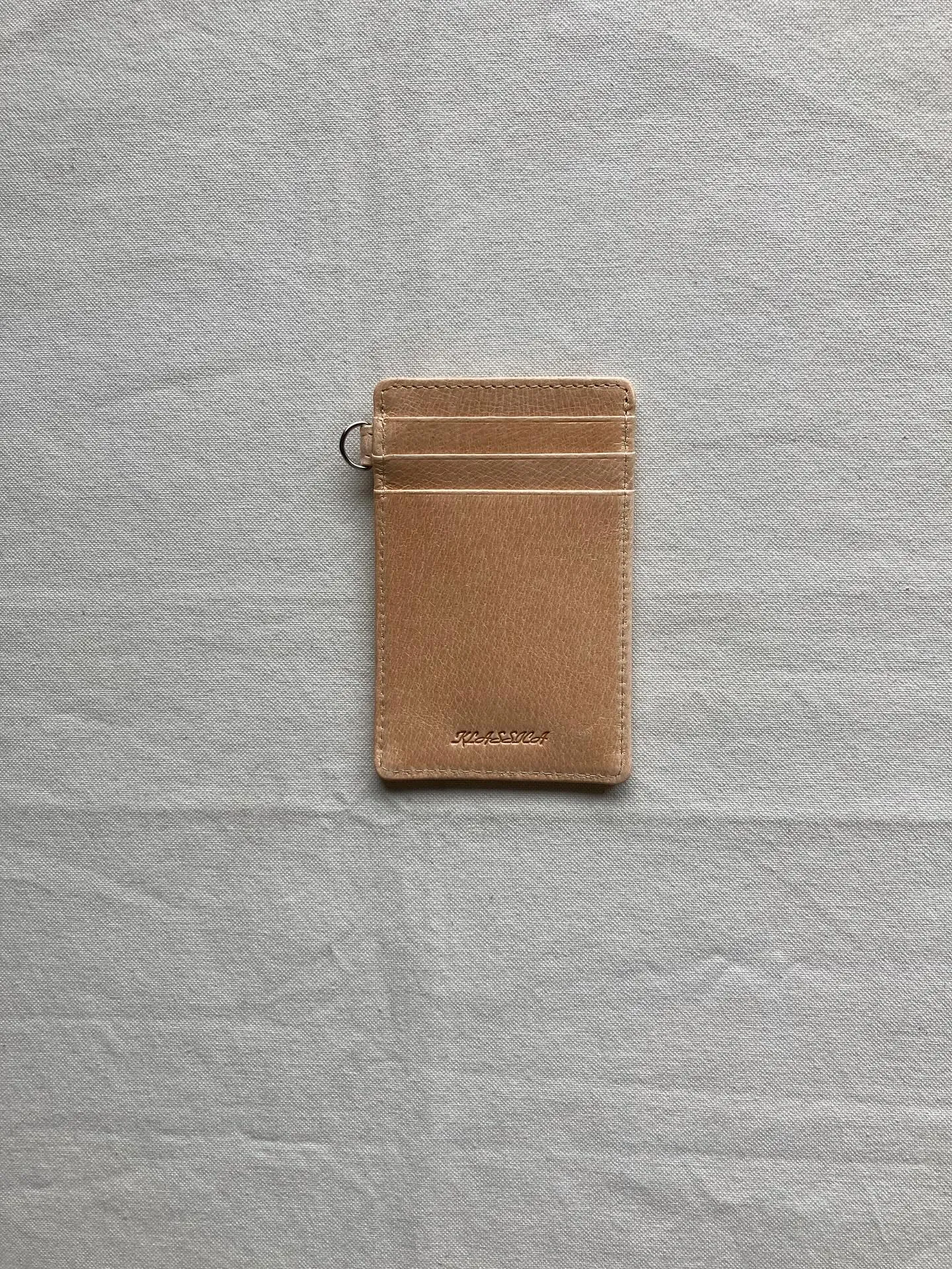 両面で5枚のカードポケットと上からの大きなポケット。