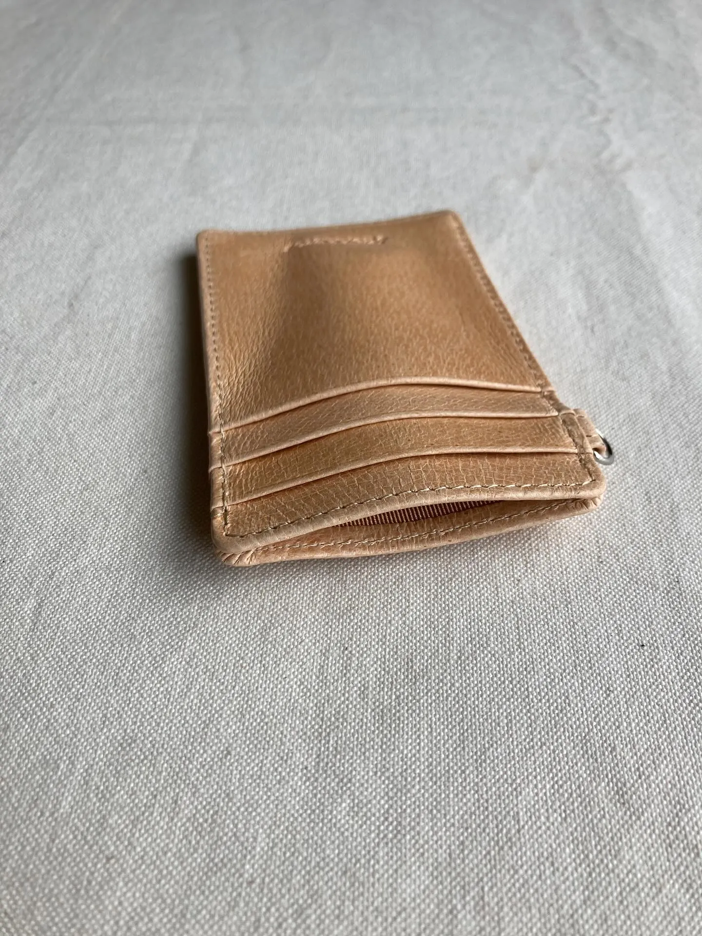 両面で5枚のカードポケットと上からの大きなポケット。