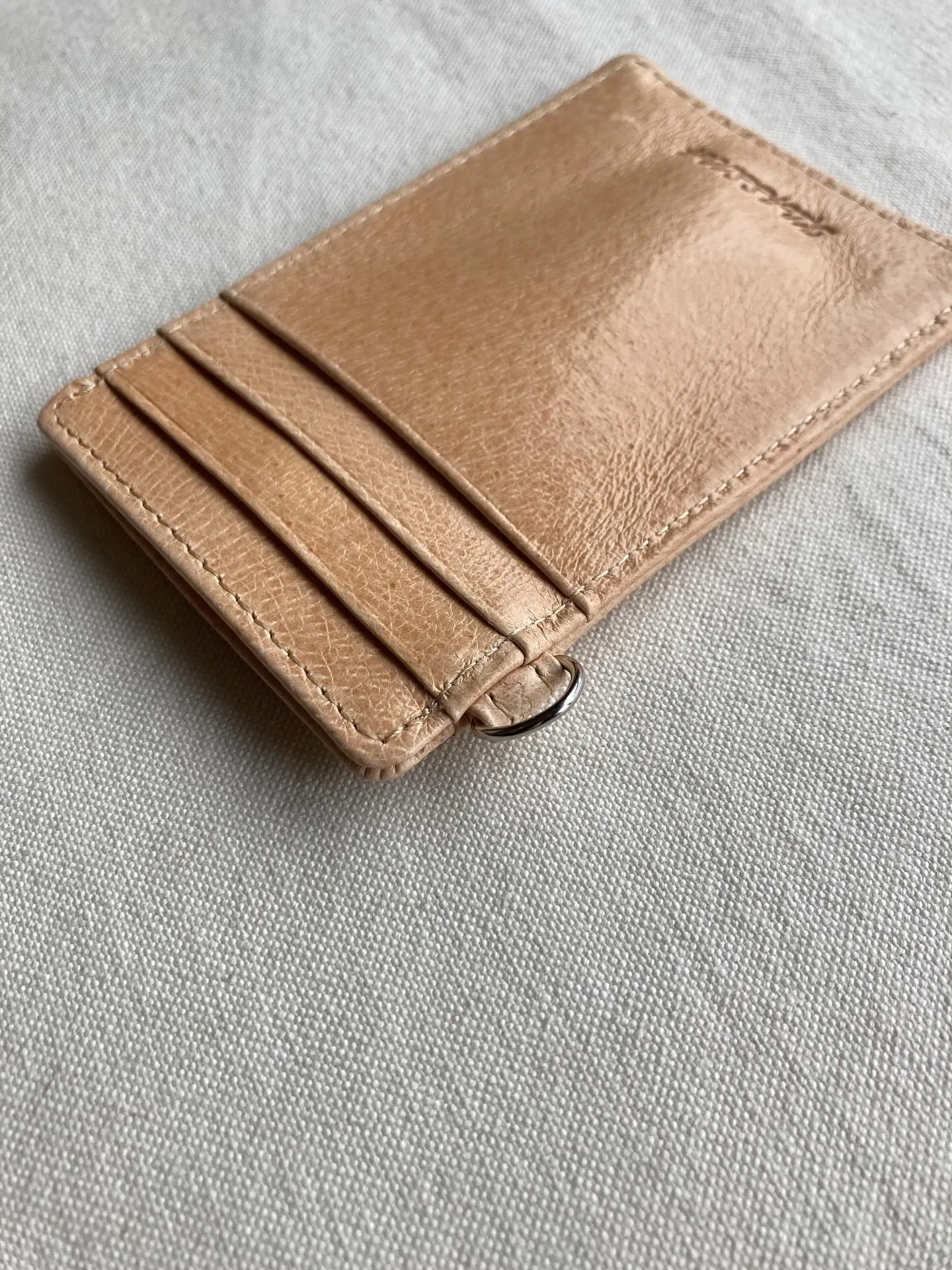 両面で5枚のカードポケットと上からの大きなポケット。