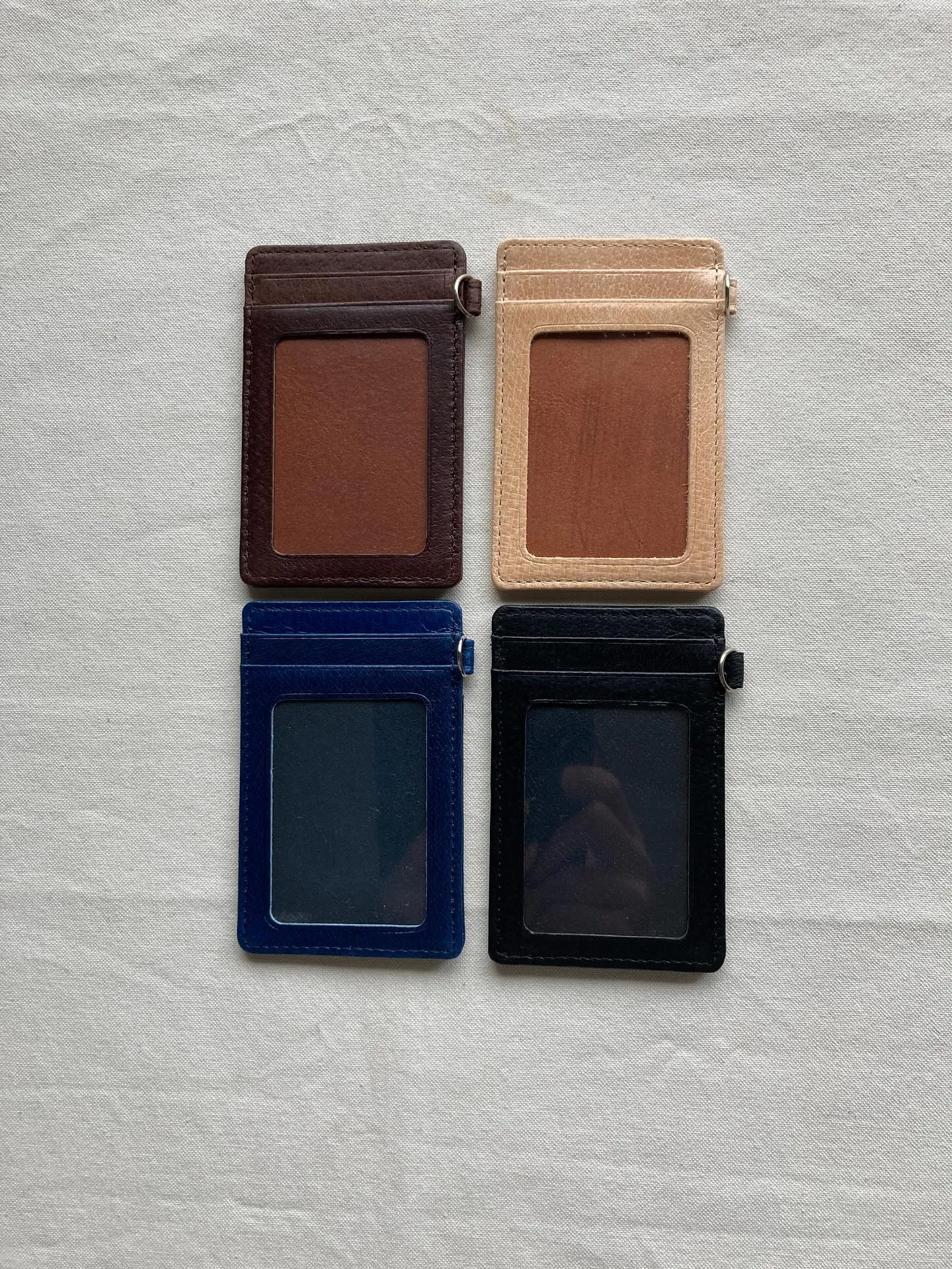 両面で5枚のカードポケットと上からの大きなポケット。