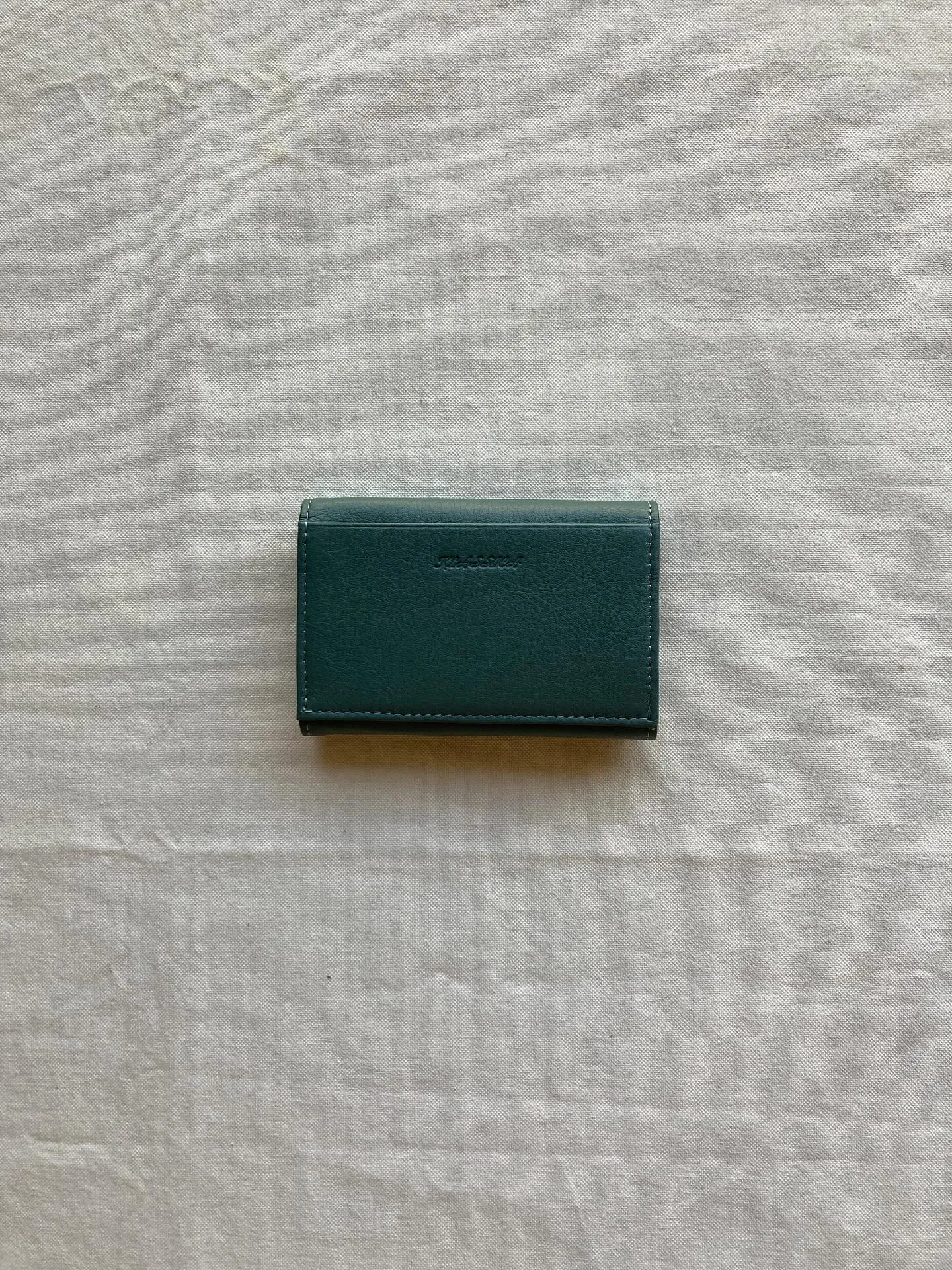 柔らかな手触りと程よいコシがある牛革を使用しています。