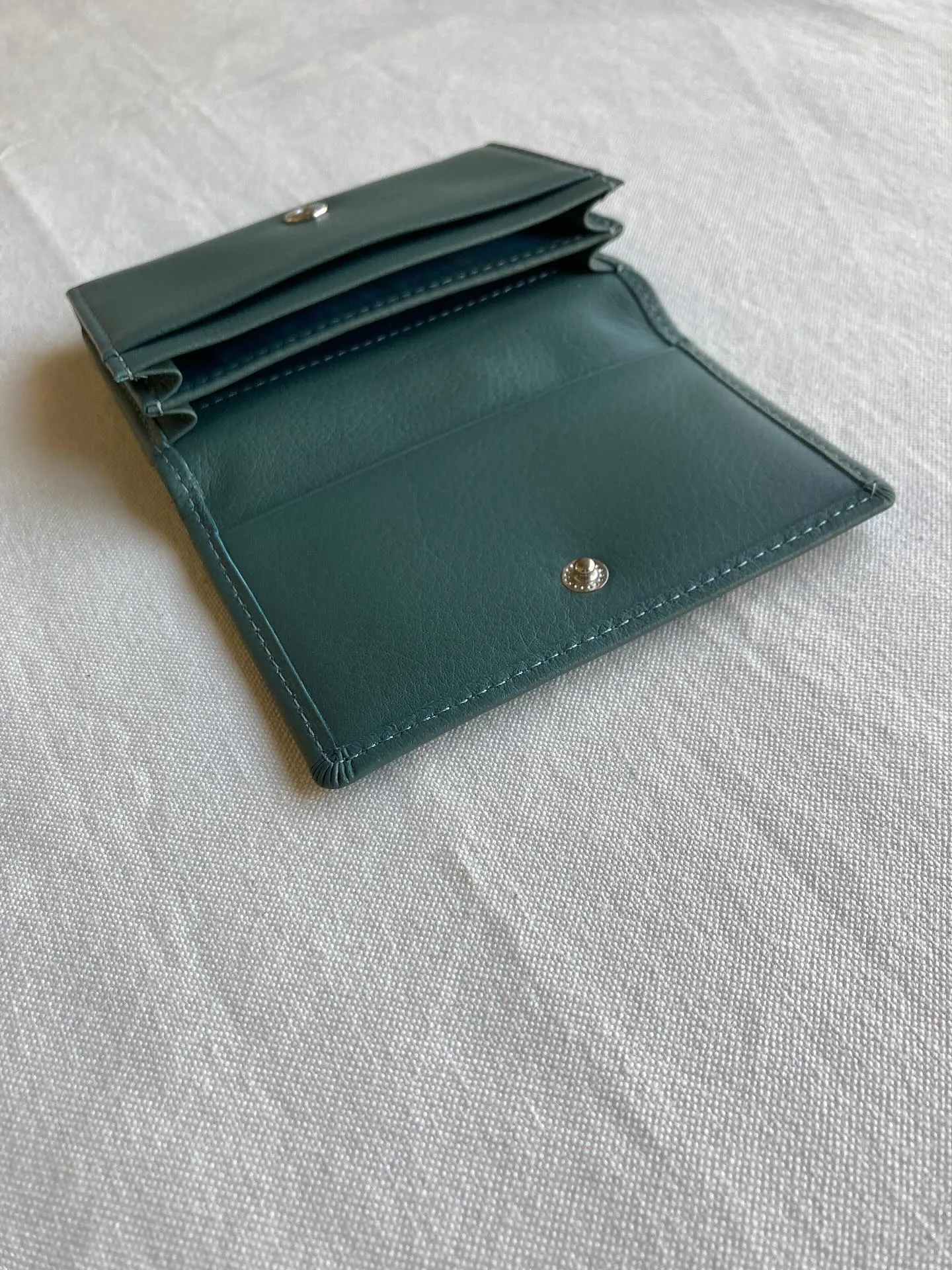 柔らかな手触りと程よいコシがある牛革を使用しています。