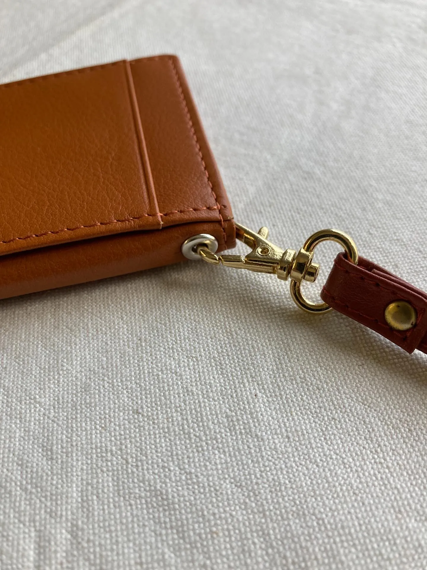 柔らかな手触りと程よいコシがある牛革を使用しています。