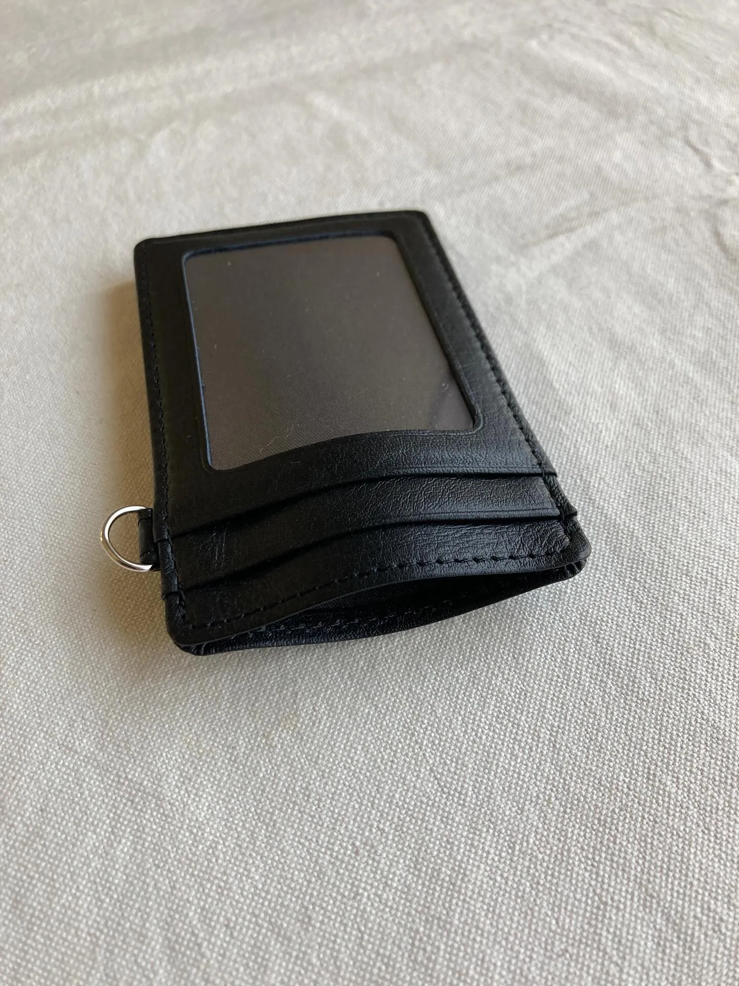 柔らかな手触りと程よいコシがある牛革を使用しています。