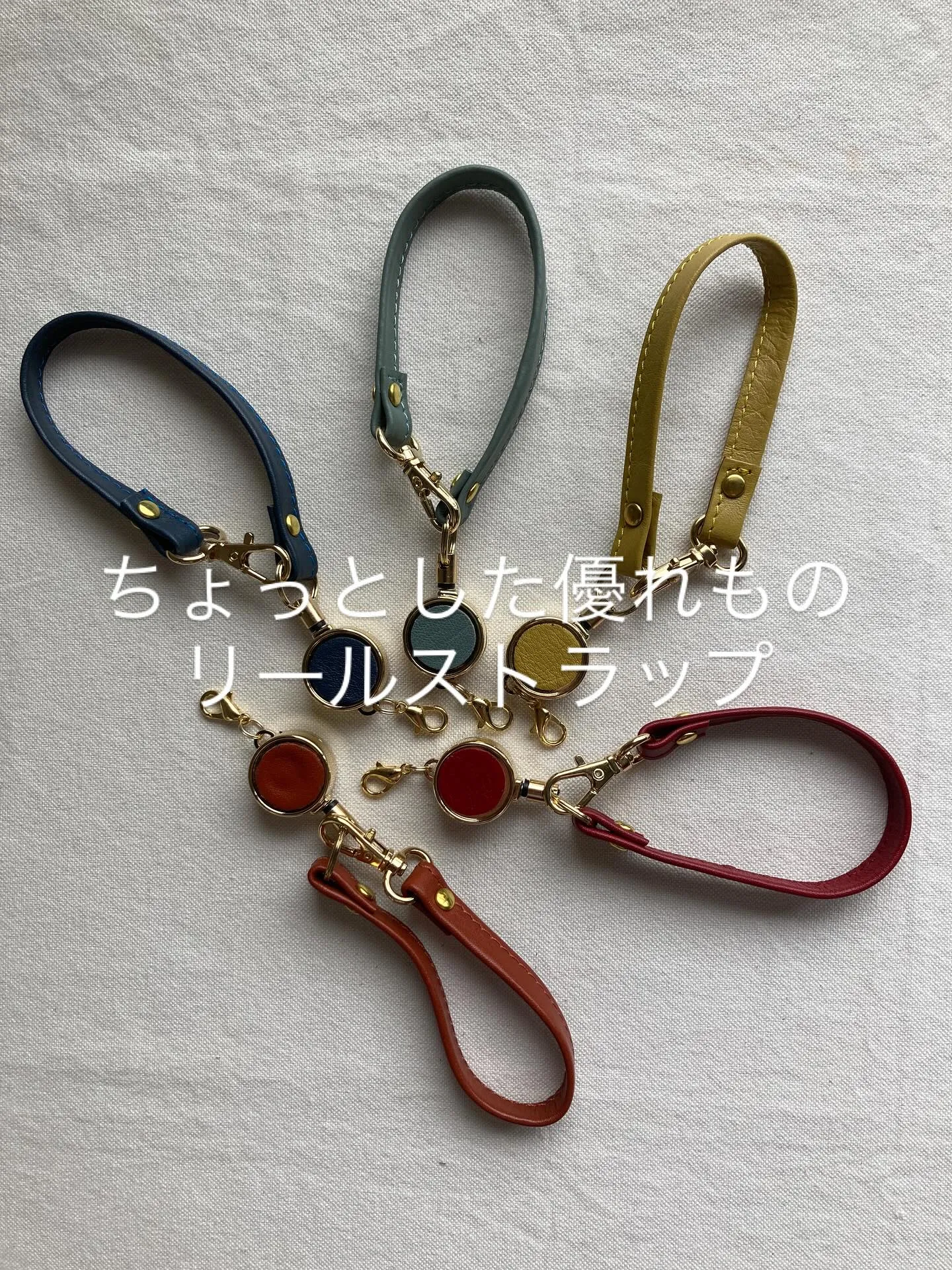 カバンの取っ手や一部に吊るしたり、パンツのループに装着できる...